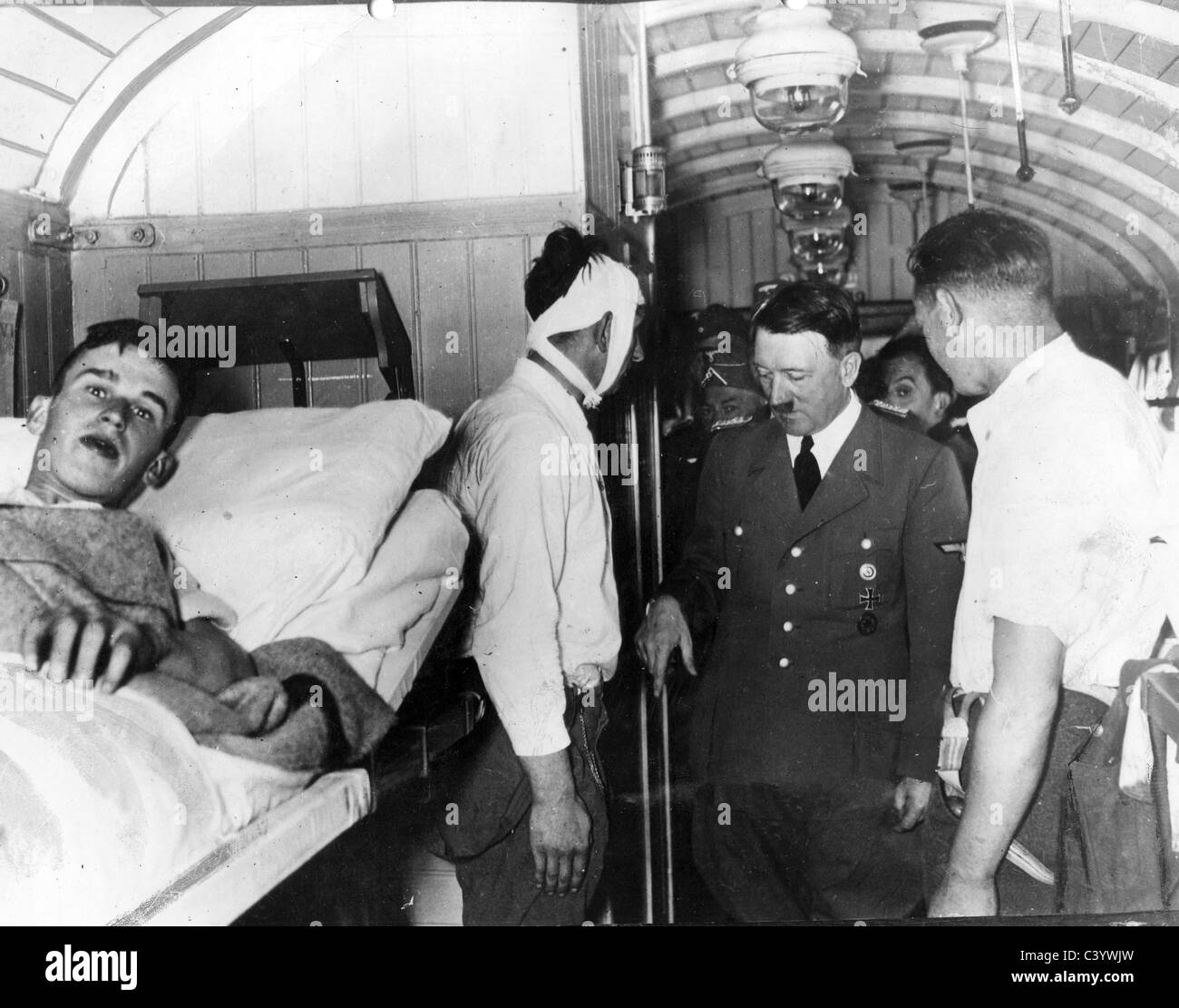 ADOLF HITLER la visite d'un hôpital militaire mobile dans un wagon de chemin de fer au cours de l'invasion allemande de la Pologne en septembre 1939 Banque D'Images