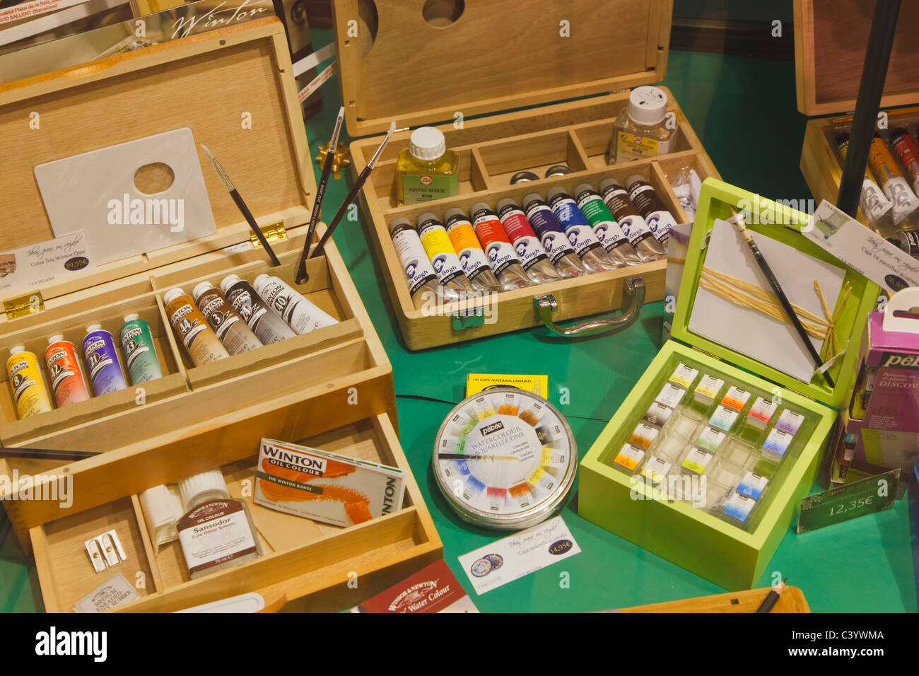 Fournitures d'artistes en vitrine. Les couleurs de l'eau, les peintures à l'huile, pinceaux, palettes. Banque D'Images