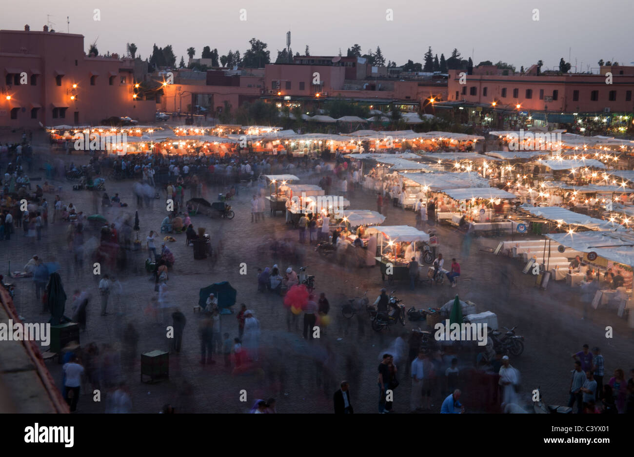 Vendeurs à la place Jemaa el-Fna au crépuscule Banque D'Images