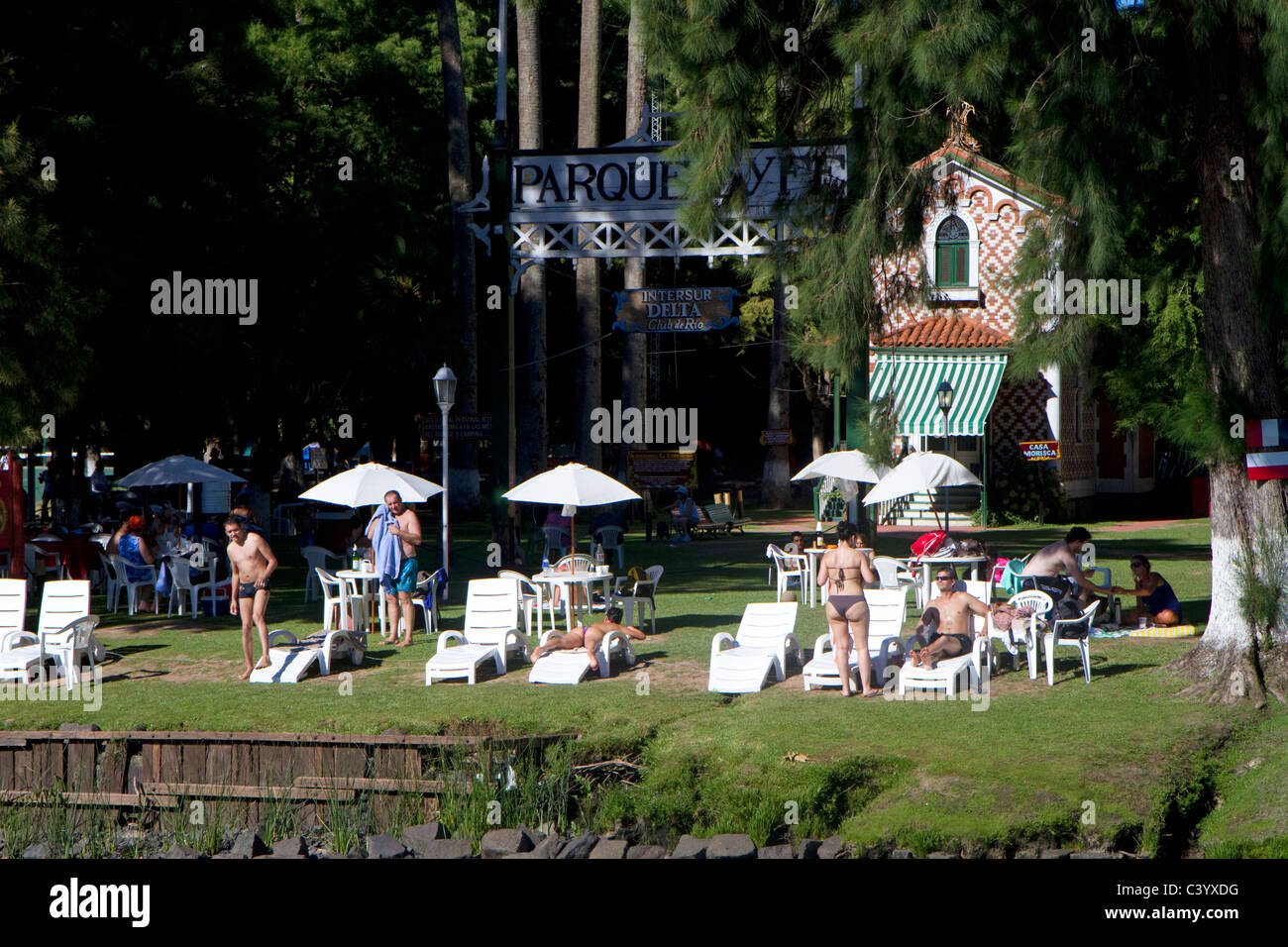 Les gens du soleil sur un club d'aviron le long du Delta du Parana à Tigre, Argentine. Banque D'Images