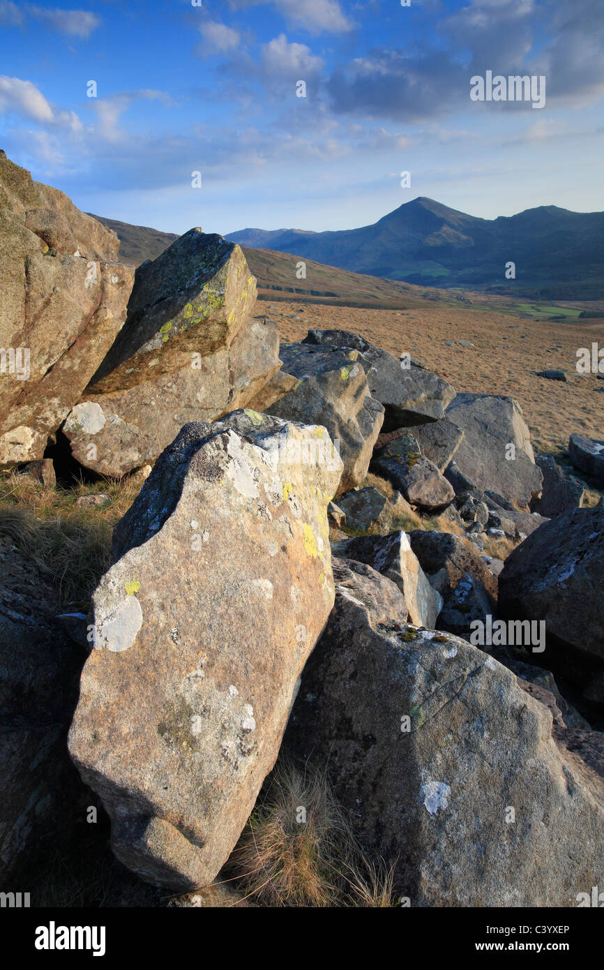 Moel Hebog vu depuis le flanc rocheux du Mont Snowdon Rhyd Ddu dans le Nord de pays de Galles Banque D'Images