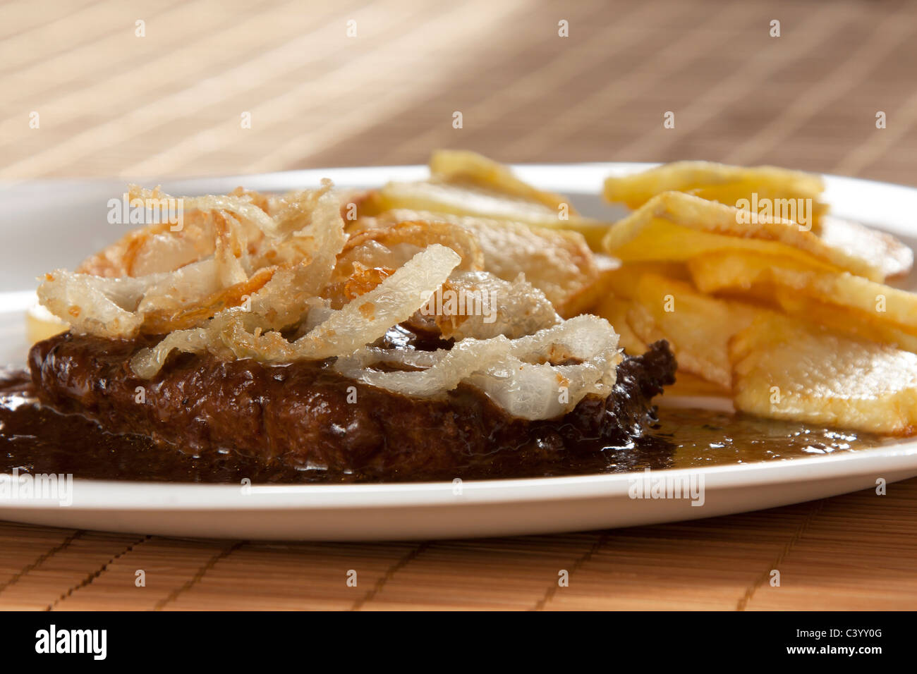 Steak à l'oignon et les pommes de terre Banque D'Images