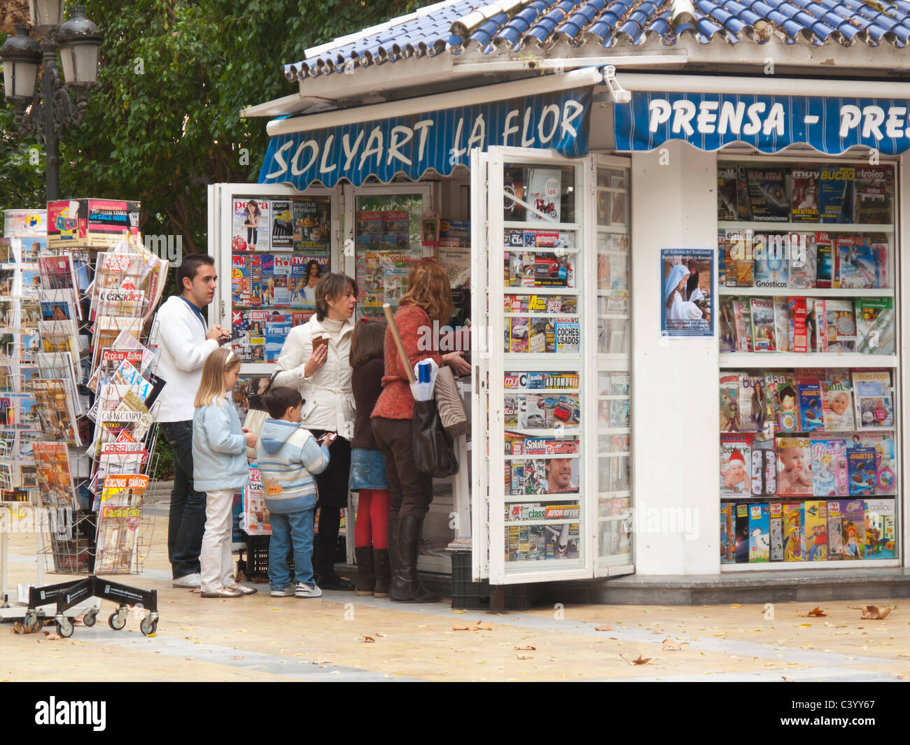 Famille au kiosque Kiosque, Marbella, Province de Malaga, Costa del Sol, Espagne. Banque D'Images