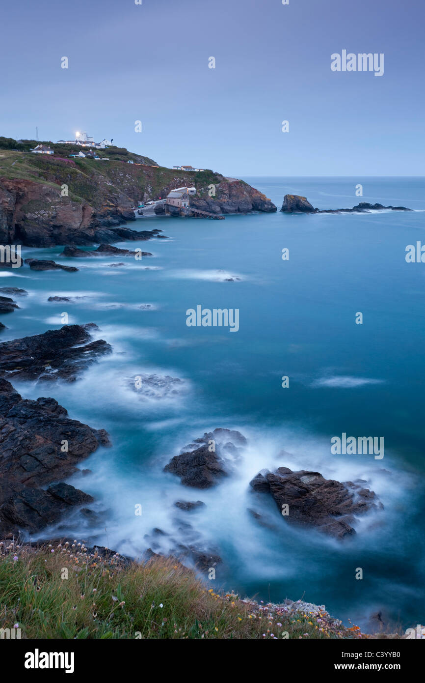Vue depuis le cap Lizard plus Polpeor rocky Cove et sur le vieux Phare et Lézard, Station de sauvetage de lézard, Cornwall Banque D'Images