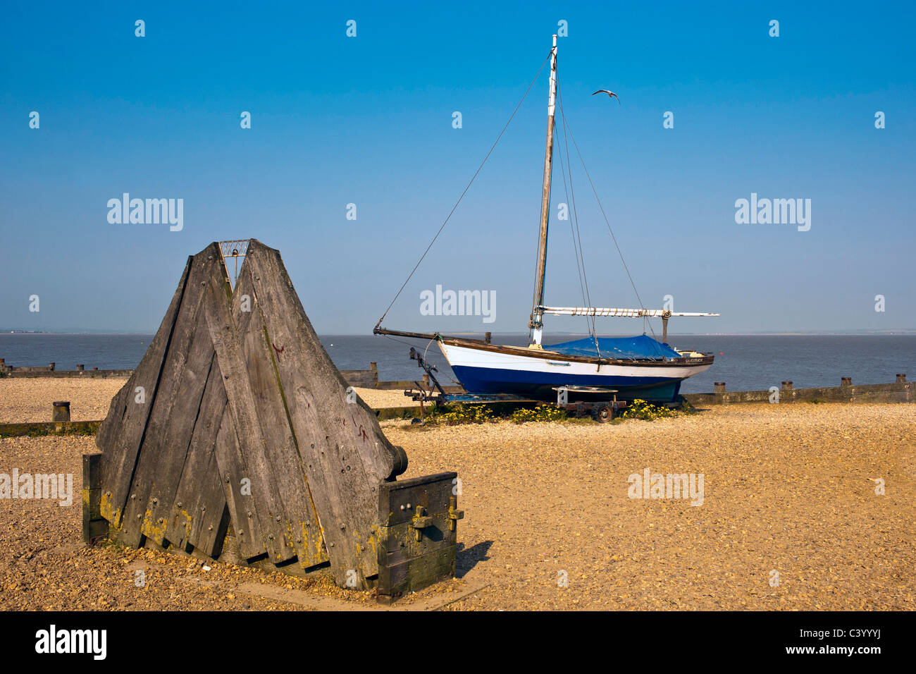 WHITSTABLE, KENT, Royaume-Uni - 30 AVRIL 2011 : vue sur la plage avec skiff Banque D'Images