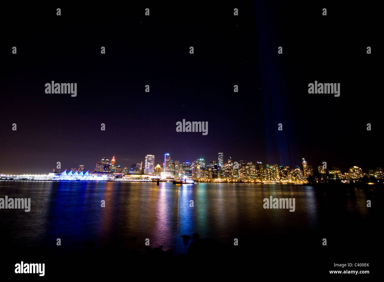 Pleins feux derrière Vancouver west end au cours des Jeux Olympiques d'hiver de 2010, Vancouver, Canada. Lumières colorées reflète dans le port. Banque D'Images