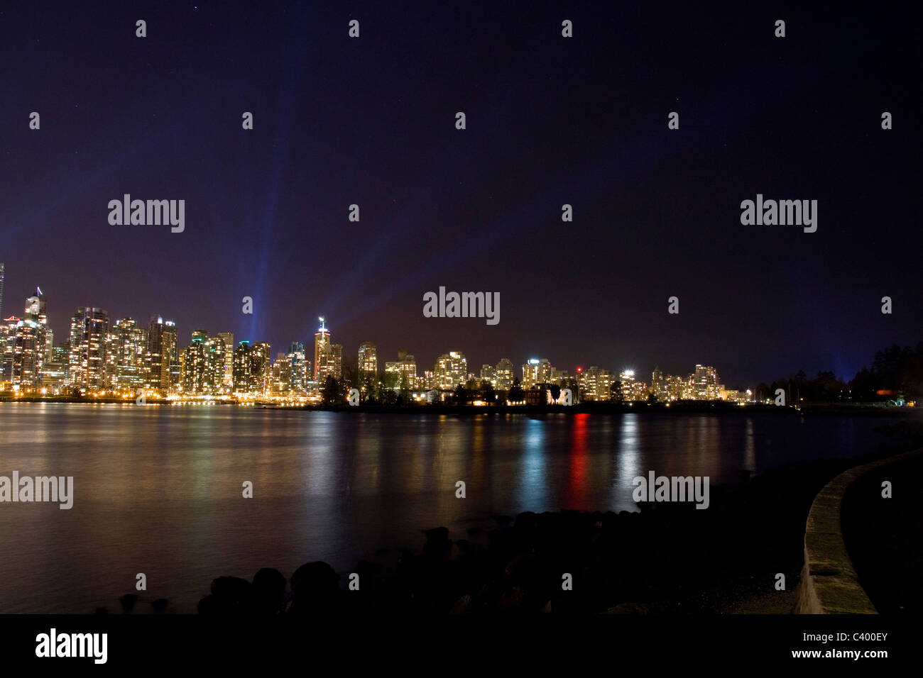 Pleins feux derrière Vancouver west end pendant les Jeux Olympiques d'hiver de 2010, Vancouver, Canada. Stanley Park Seawall à droite. Banque D'Images