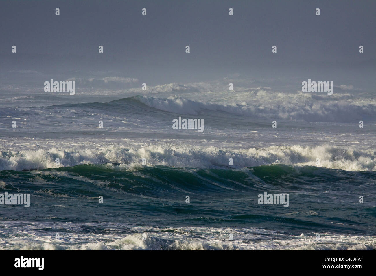 Les vagues de l'océan tumultueux, l'hiver dans le parc national Pacific Rim, l'île de Vancouver, Colombie-Britannique Banque D'Images