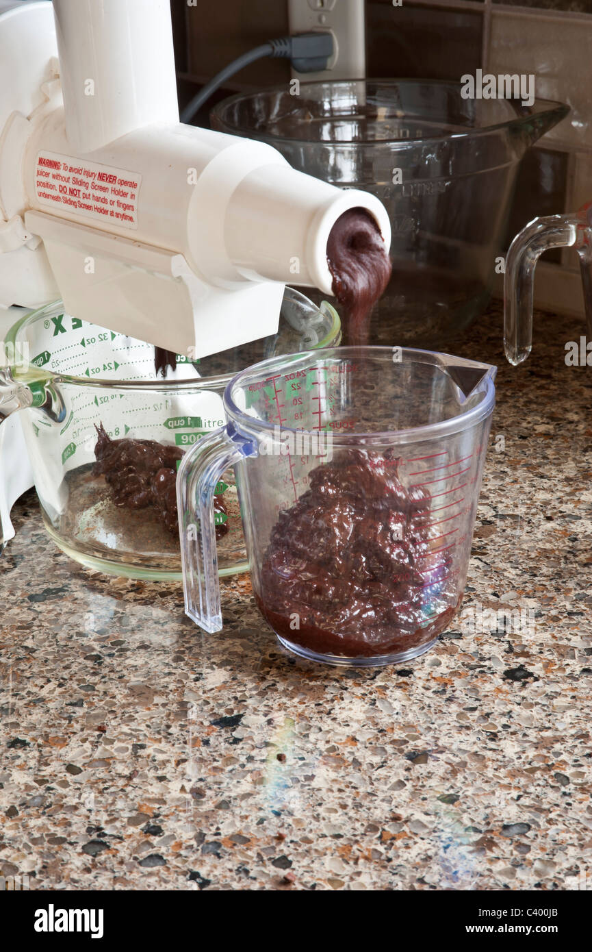 Une centrifugeuse est utilisé pour moudre les grains de chocolat pour faire des confiseries au chocolat. Banque D'Images