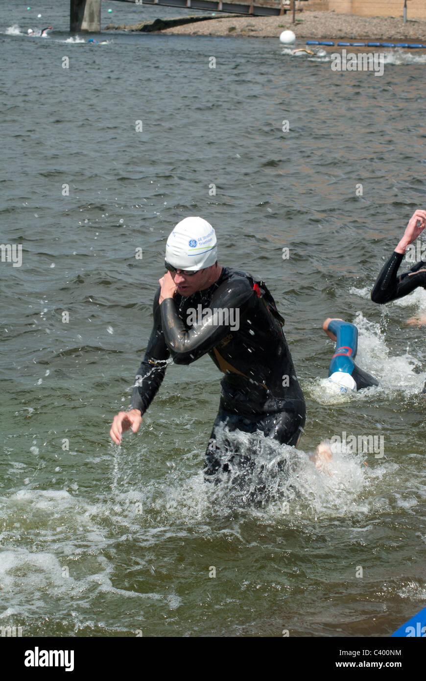 La triathlonienne qui sort de l'eau à la Super Série britannique GE Triathlon à la Strathclyde Country Park Banque D'Images