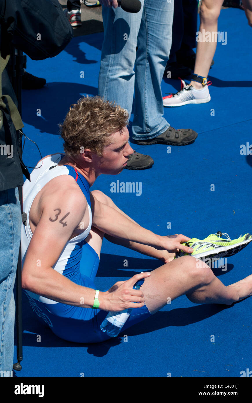 Andy Hood après avoir terminé la Super Série britannique GE Triathlon à la Strathclyde Country Park Banque D'Images