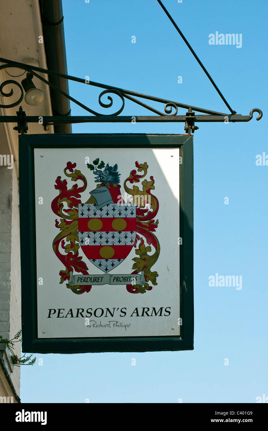 WHITSTABLE, KENT, Royaume-Uni - 30 AVRIL 2011 : panneau suspendu à l'extérieur du pub Pearson Arms Banque D'Images