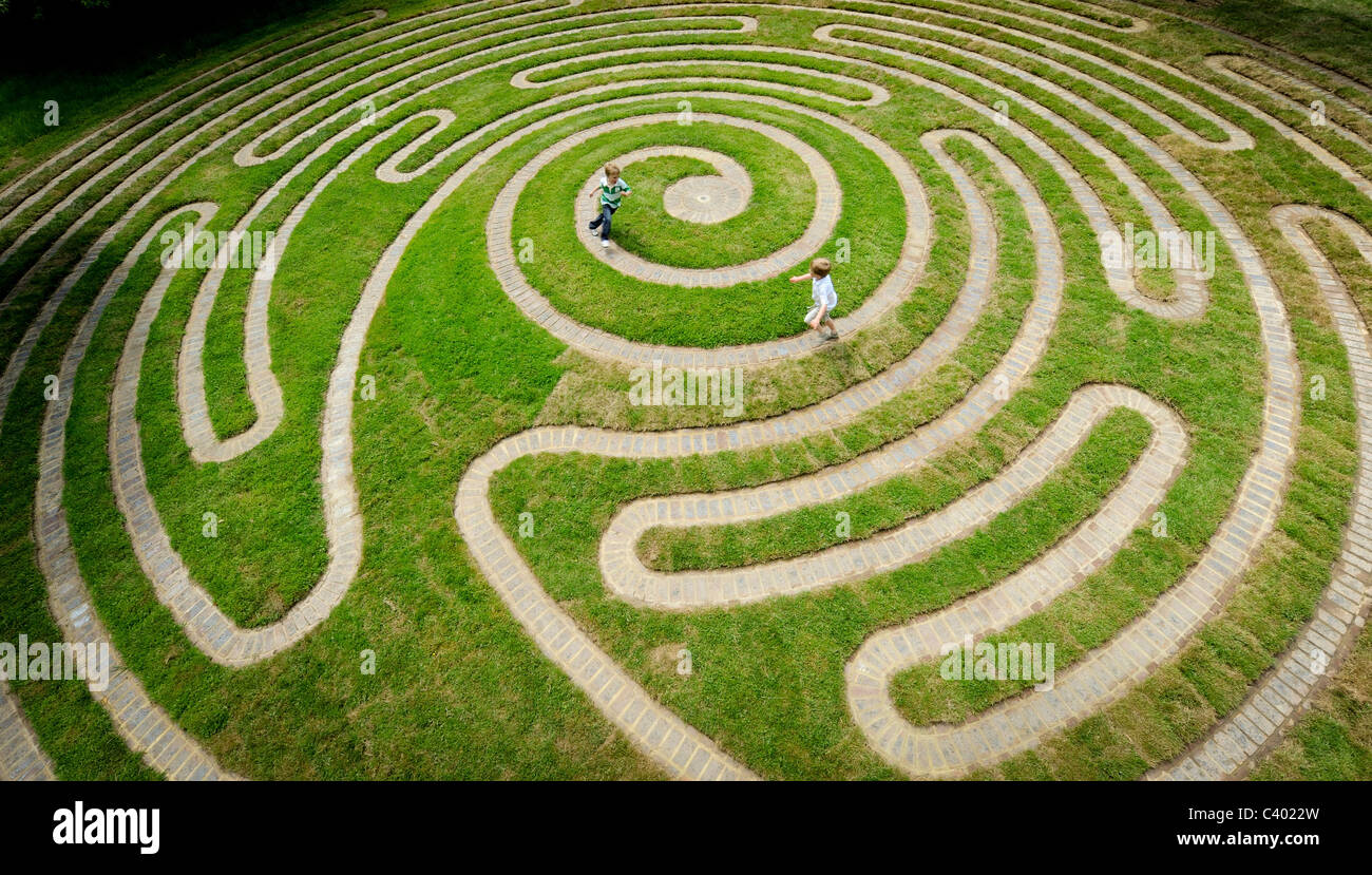 Un inextricable labyrinthe en spirale, inspiré par le modèle sur la base d'un cône de pin s'ouvre à Wakehurst Place, West Sussex. Banque D'Images