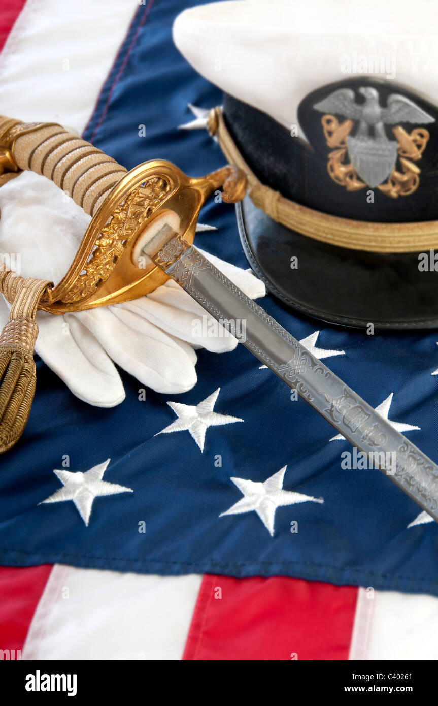 Épée militaire et des gants sur US flag Banque D'Images