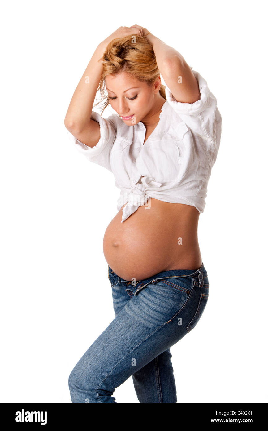 Belle nouvelle heureuse mère en fin de grossesse porter fashion jeans et  chemise blanche, en regardant le ventre, isolé Photo Stock - Alamy