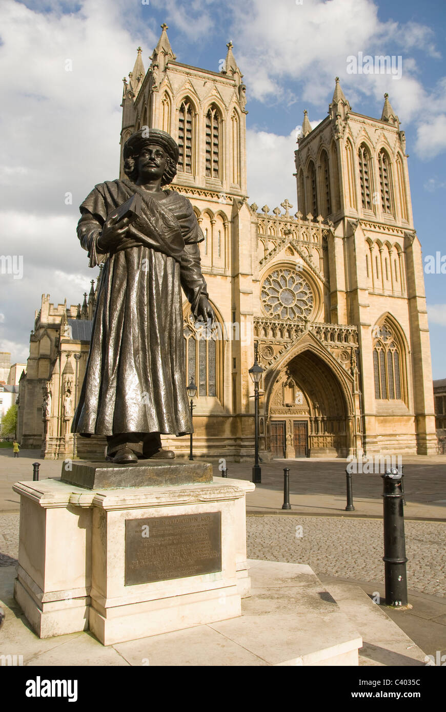 Statue de Raja Rammohun Roy en face de la cathédrale de Bristol, College Green, Bristol, England, UK Banque D'Images
