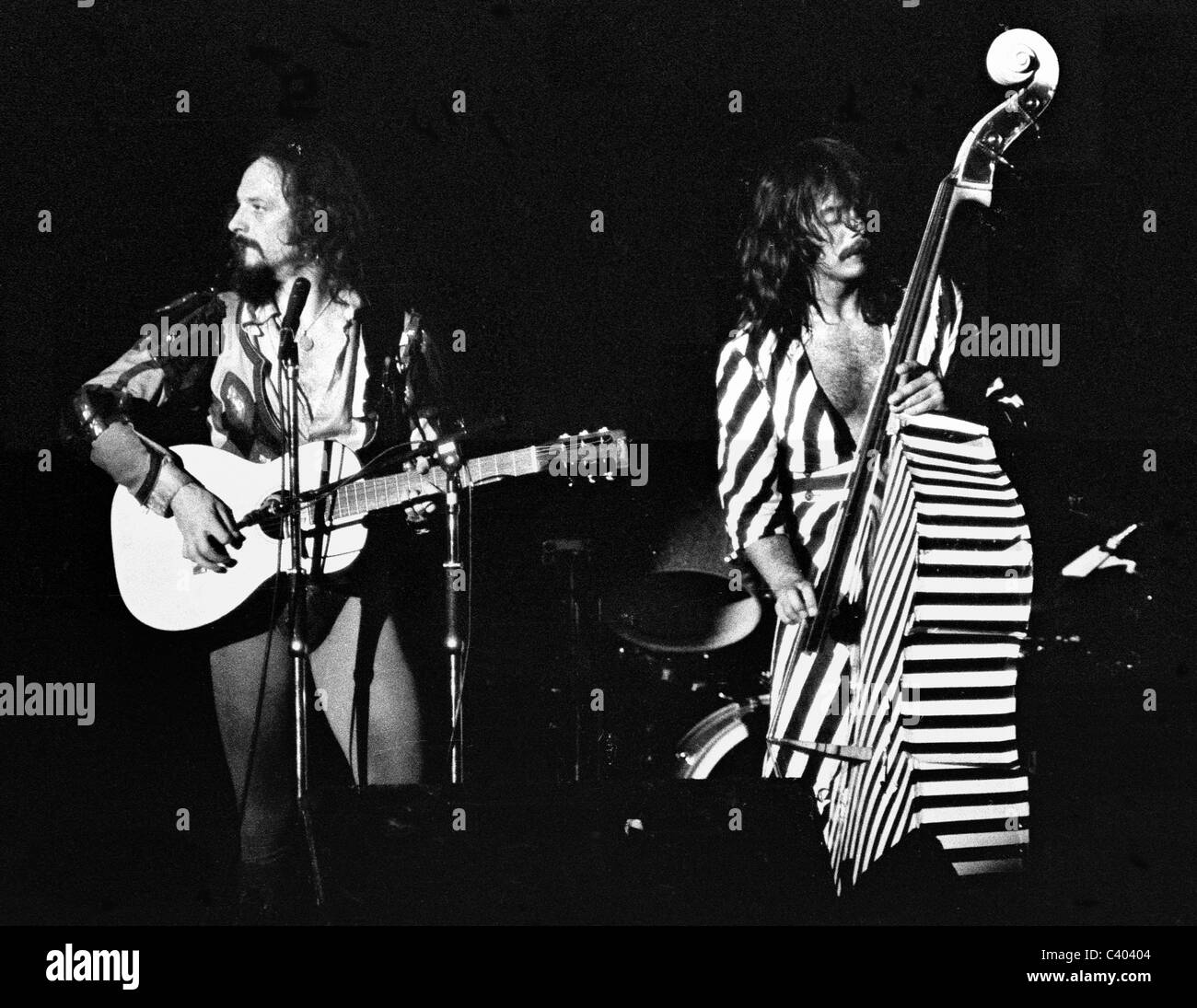 Ian Anderson et Jeffrey Hammond Hammond de Jethro Tull sur scène en 1975 Banque D'Images