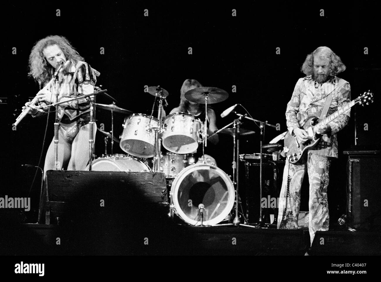 Ian Anderson et Martin Barré du groupe Jethro Tull en performance à un concert en 1975. Banque D'Images