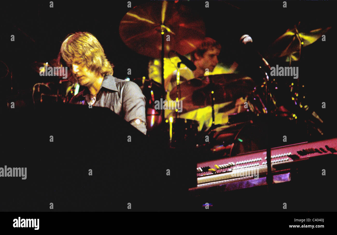 Keith Emerson à jouer du piano et Carl Palmer à jouer de la batterie en performances avec le groupe Emerson, Lake and Palmer. Banque D'Images