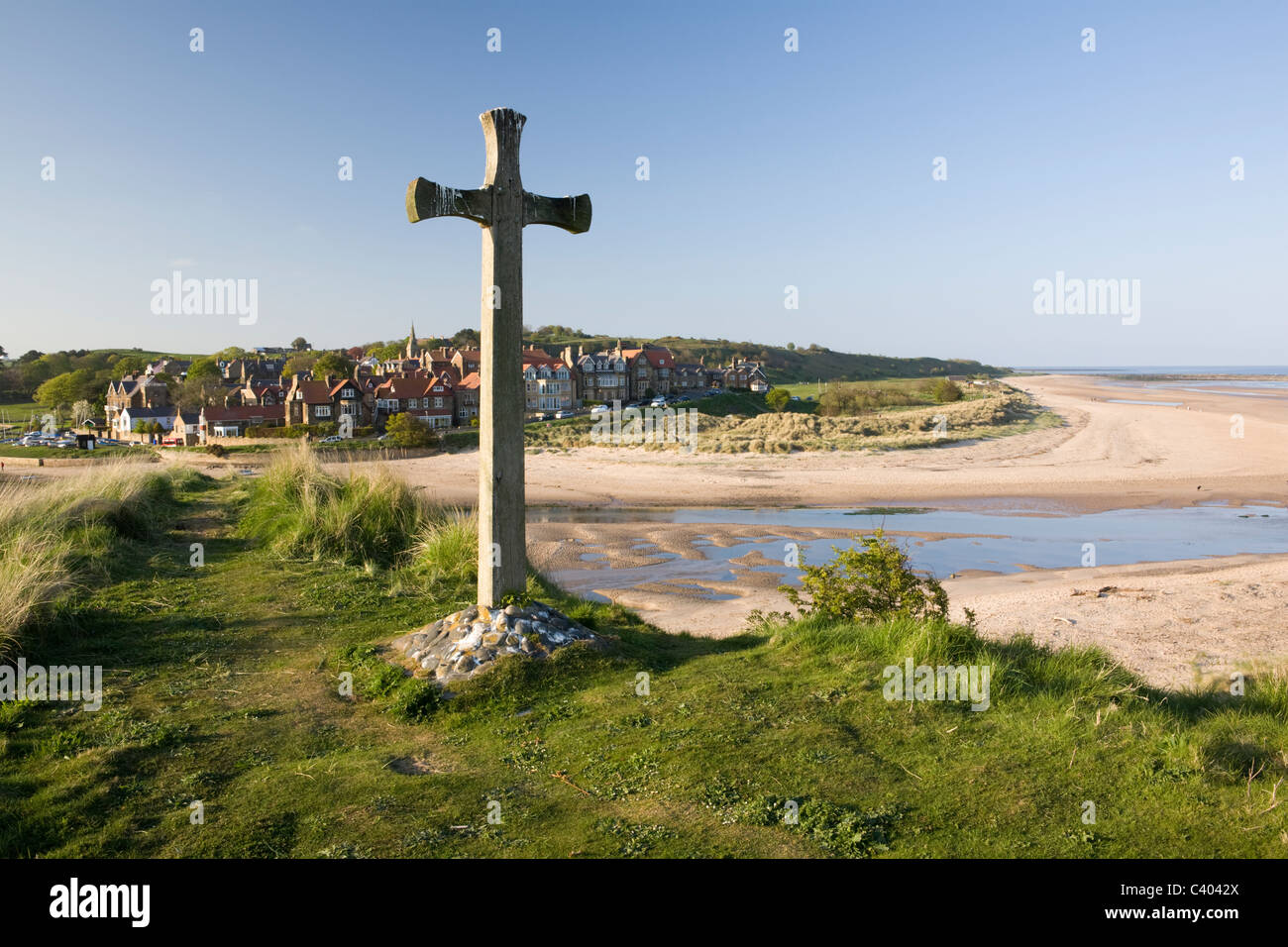 Croix de St Cuthberts donne sur l'estuaire de la rivière Aln et le village côtier de Blackpool, Lancashire Banque D'Images