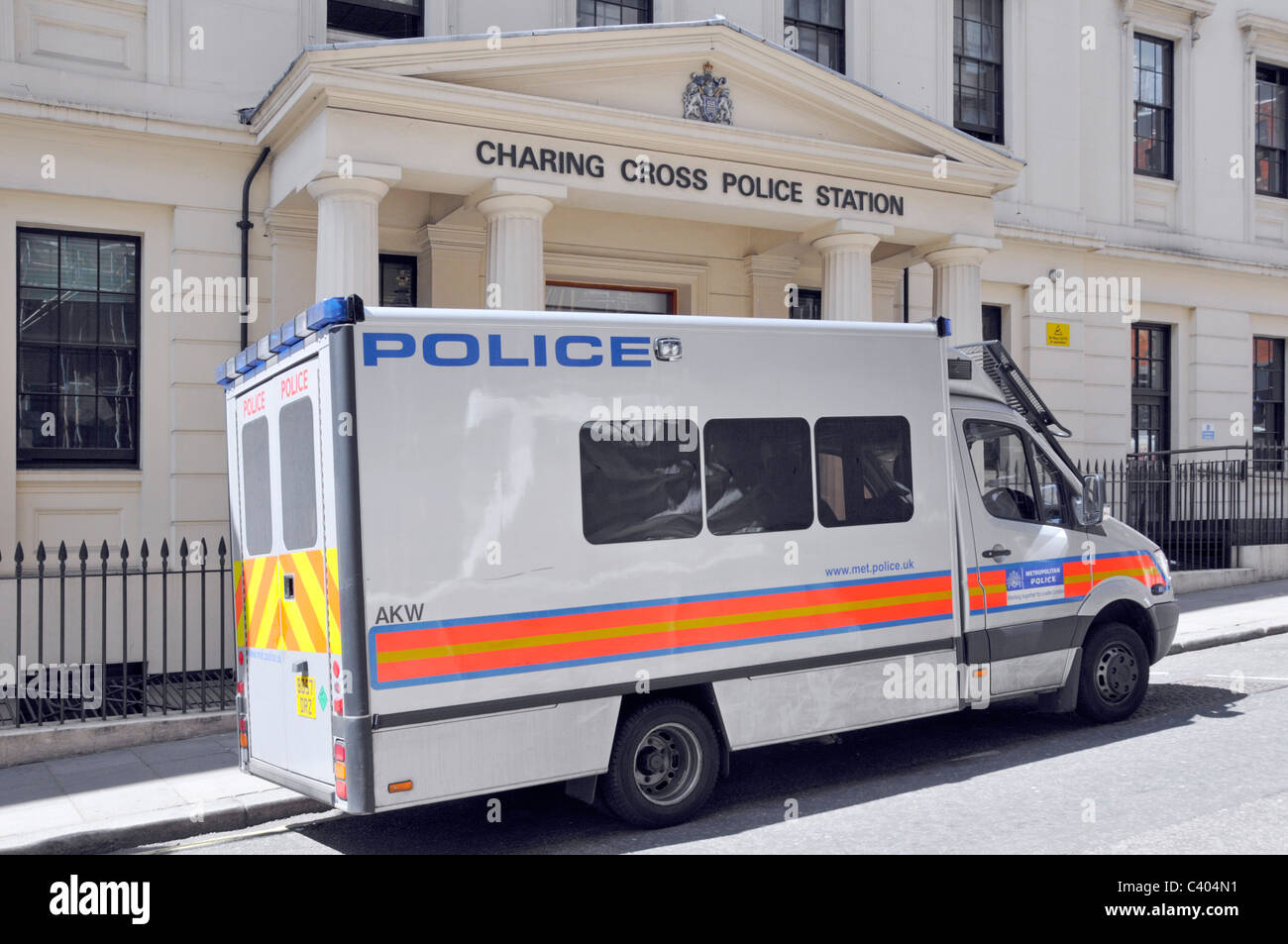 Vue du côté de la force de police métropolitaine monospace van stationné à l'extérieur de Charing Cross Station Police de l'Ouest entrée fin London England UK Banque D'Images