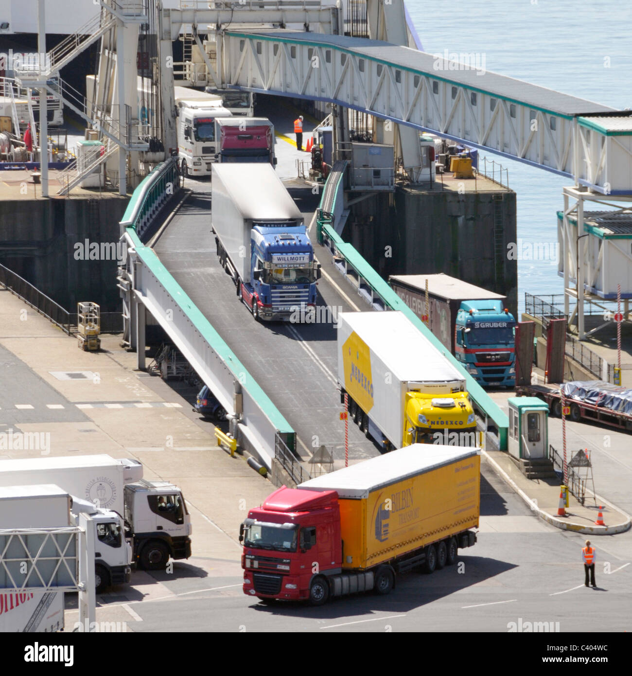 Douvres Port Kent vue aérienne camions et remorques articulées hgv descendant des rampes débarquant du ferry traversant arrivant en Angleterre au Royaume-Uni Banque D'Images