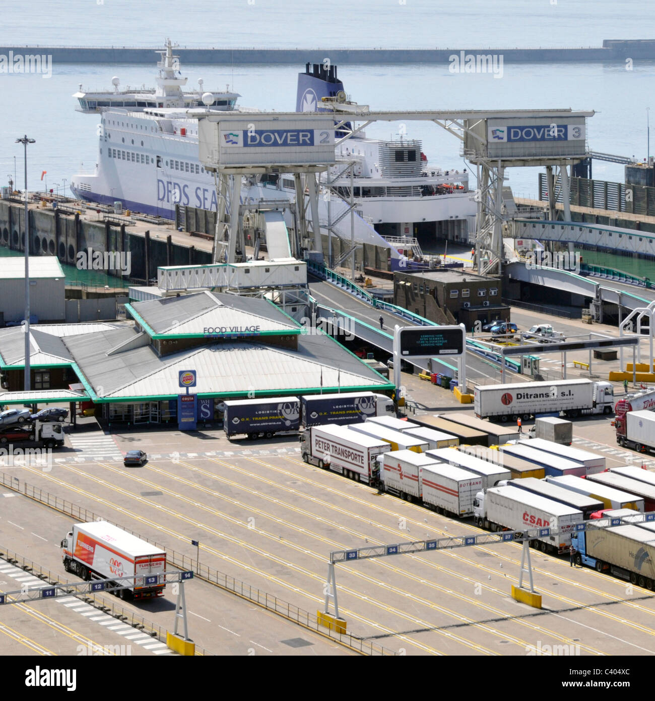 Baies de holding pour les camions et 'Food Village" de commerces de terminal de ferry de Douvres Banque D'Images