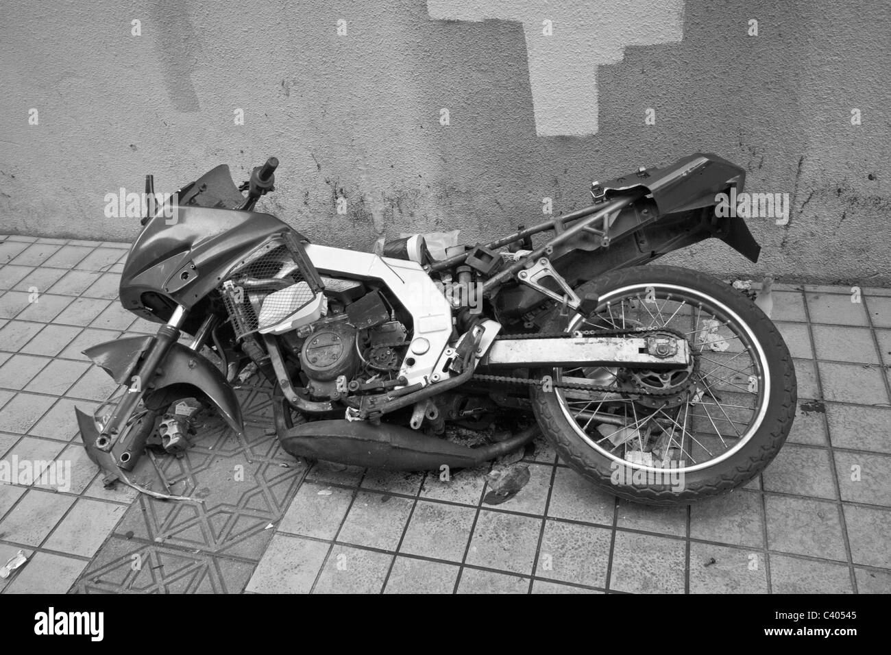 Vieux moto oublié Banque D'Images