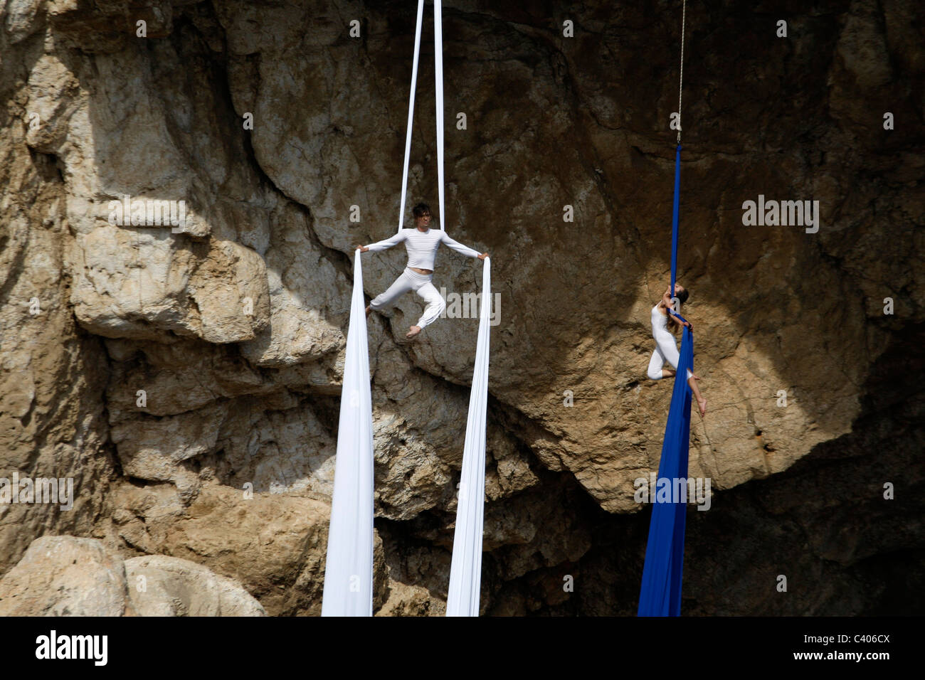 Danse acrobatique au Red Bull Cliff Diving dans le lac Vouliagmeni à Athènes Grèce Banque D'Images