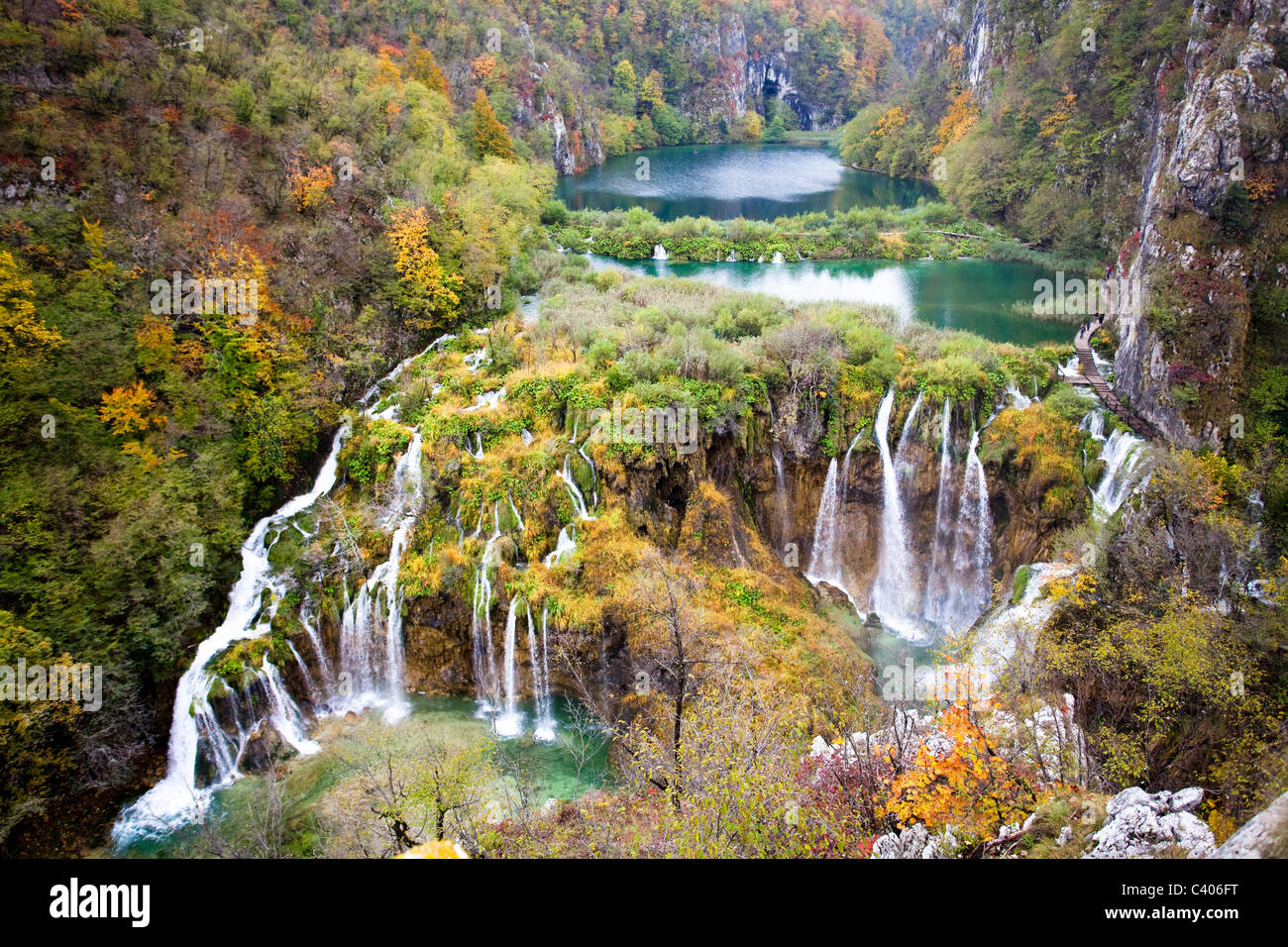 La Croatie, Europe, lacs Plitvice, Jezera, lac, mer, parc, arbres, automne, des cascades Banque D'Images
