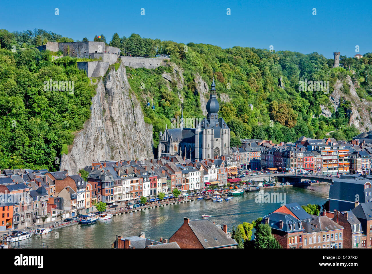 Belgique, Europe, Dinant, fief, château, falaise, maisons, maisons, rivière, écoulement, voile, église Banque D'Images