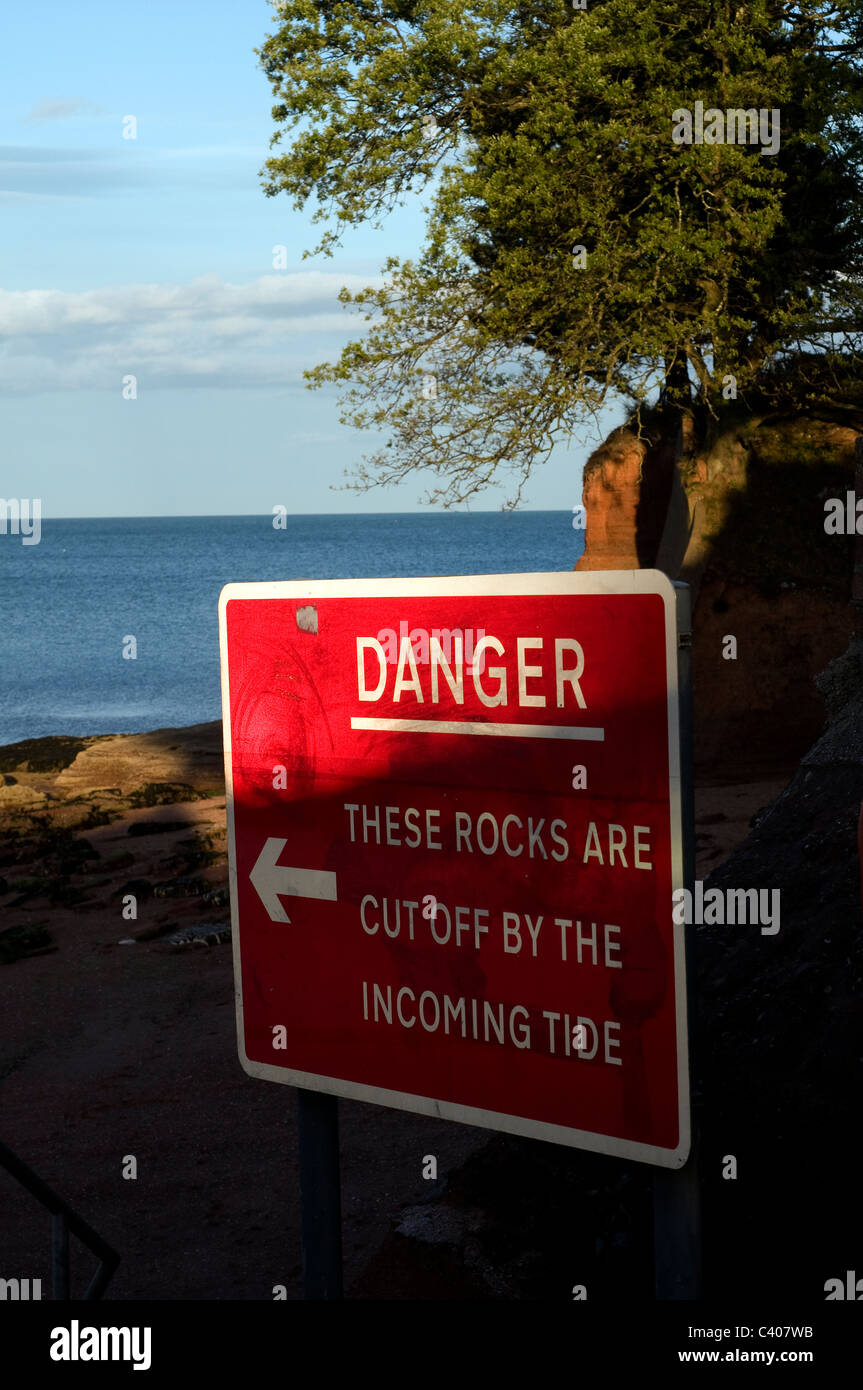 Plages de Devon, rouge le signe de danger avertissement de marée montante sur la plage de Torquay Banque D'Images