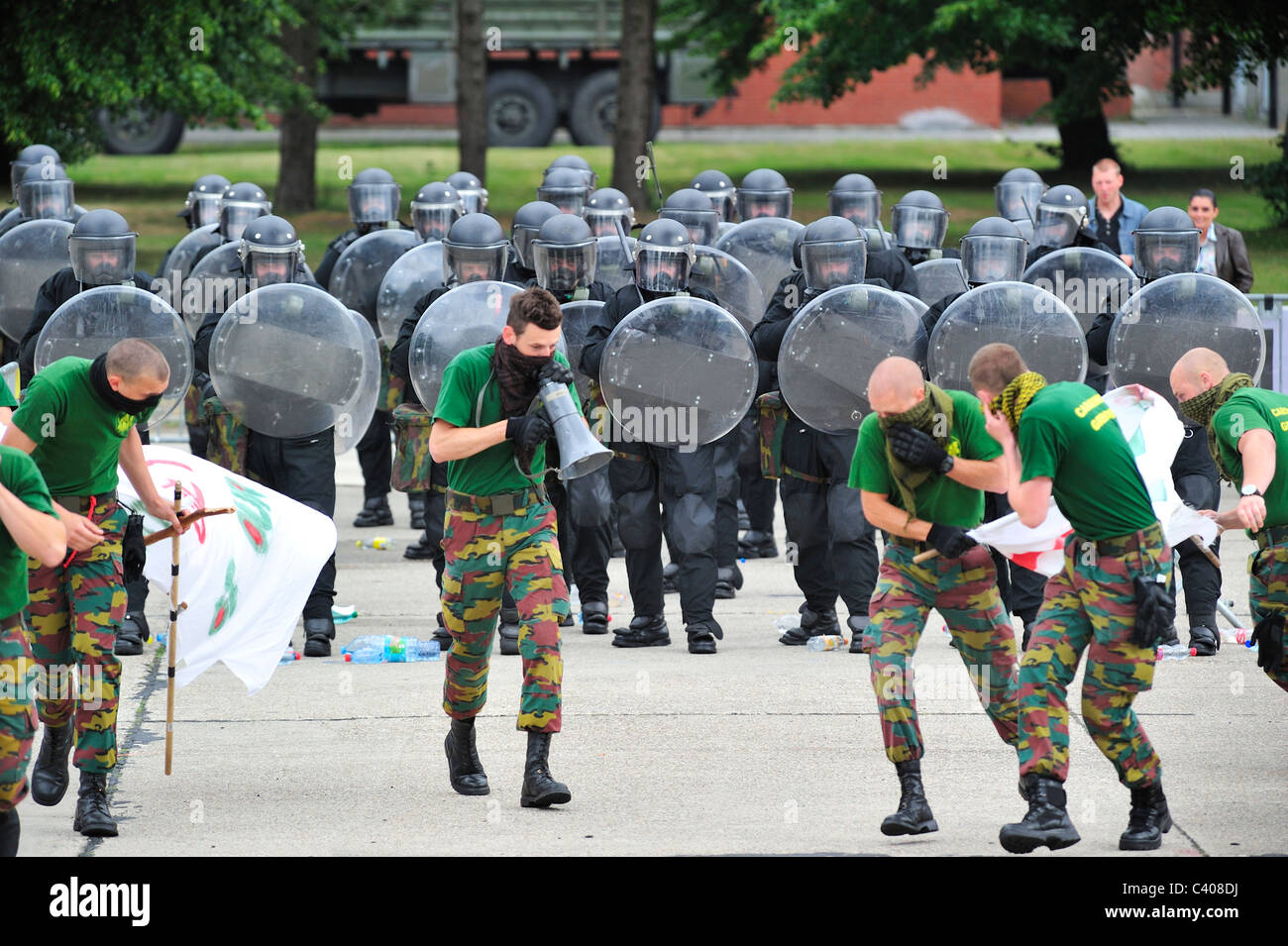 Riot Squad de policiers avec boucliers antiémeutes disperser les manifestants lors de l'exercice, Belgique Banque D'Images