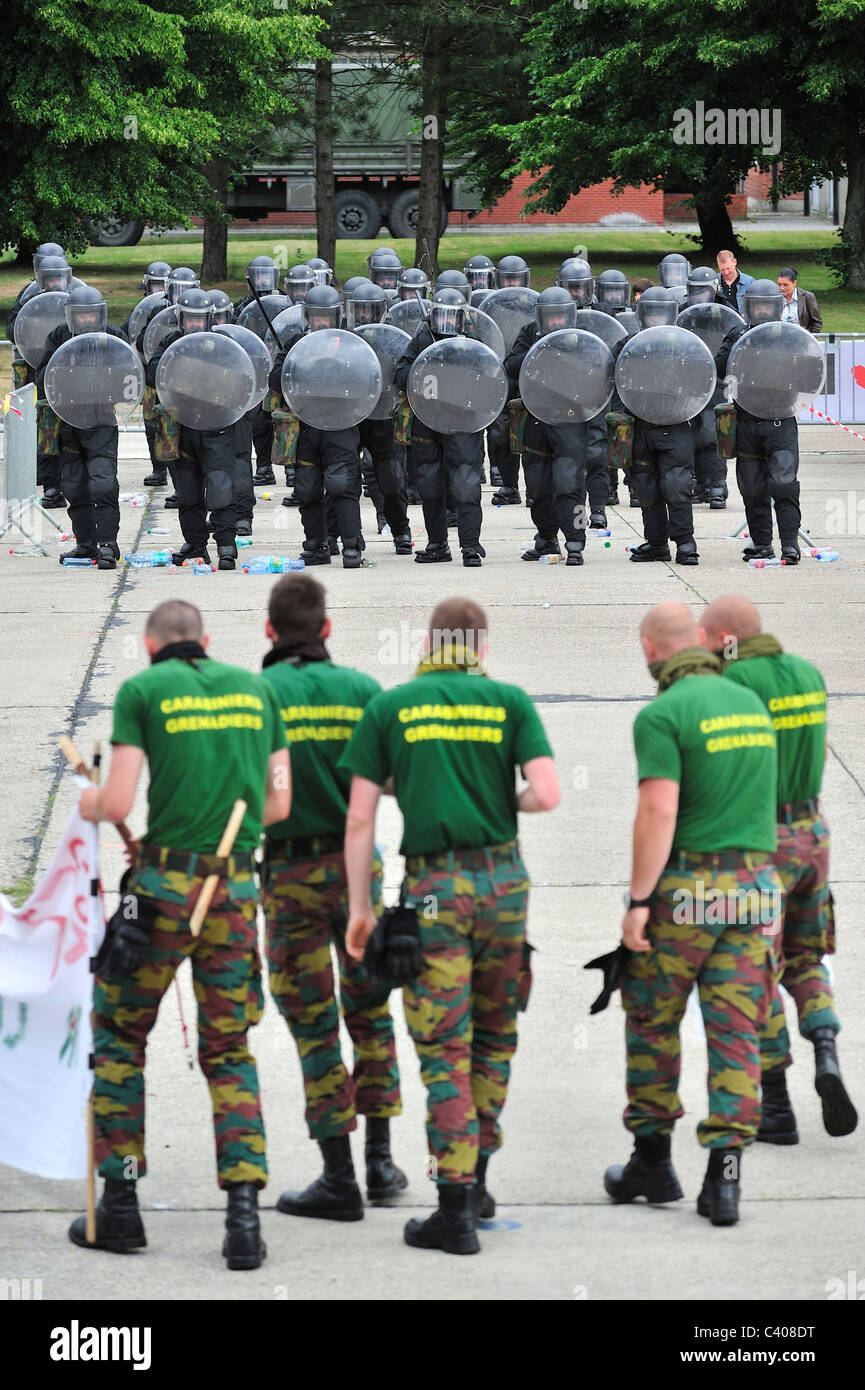 Démonstration de Riot Squad formant une barrière de protection avec boucliers antiémeutes lors de journées portes ouvertes de l'armée belge, Belgique Banque D'Images