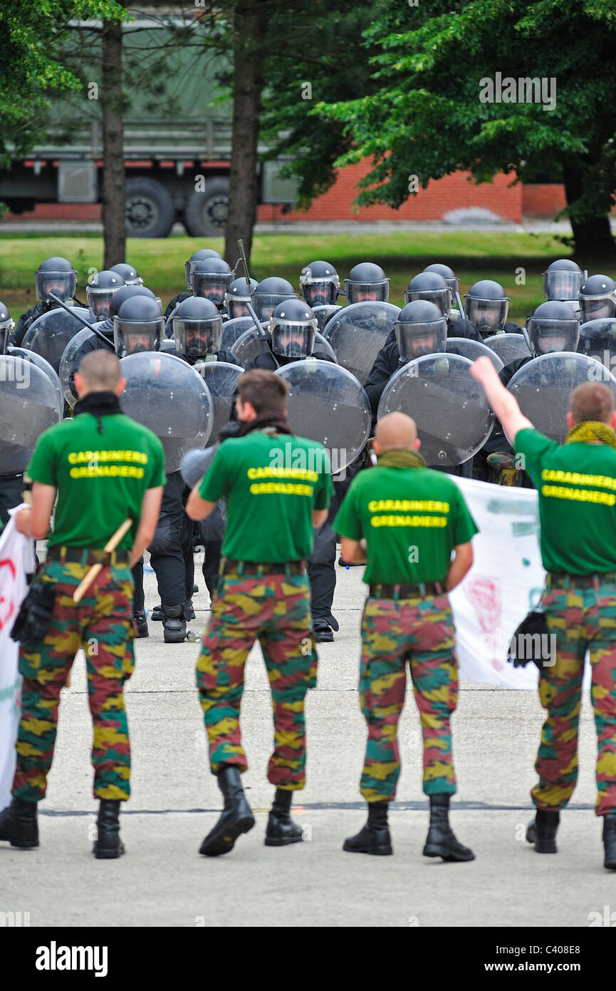 Démonstration de Riot Squad formant une barrière de protection avec boucliers antiémeutes lors de journées portes ouvertes de l'armée belge, Belgique Banque D'Images