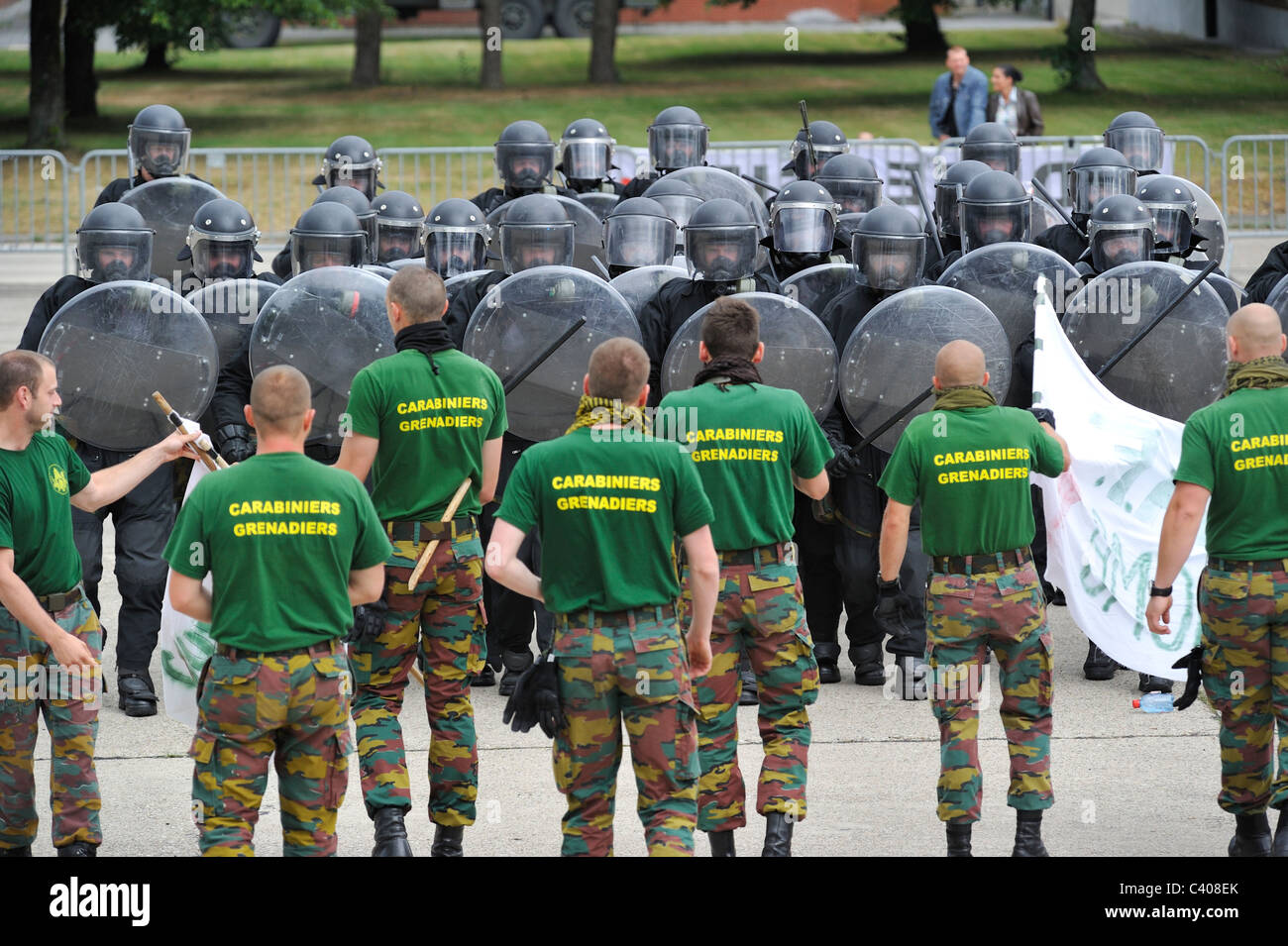 Démonstration de Riot Squad formant une barrière de protection avec boucliers antiémeutes lors de journées portes ouvertes de l'armée belge, Belgique Banque D'Images