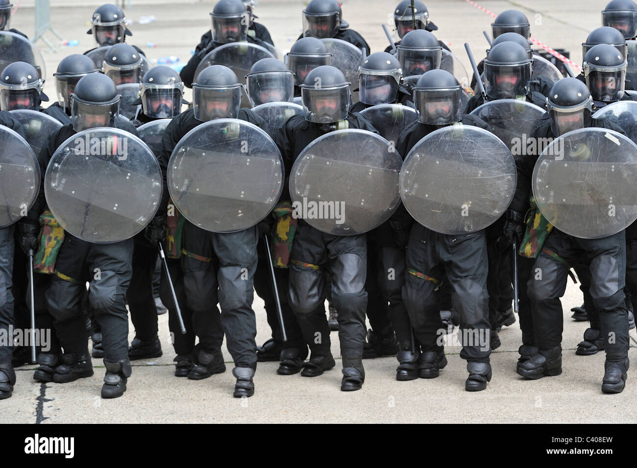 Les agents de police Riot Squad formant une barrière de protection avec boucliers antiémeutes lors de l'exercice de l'armée belge, Belgique Banque D'Images