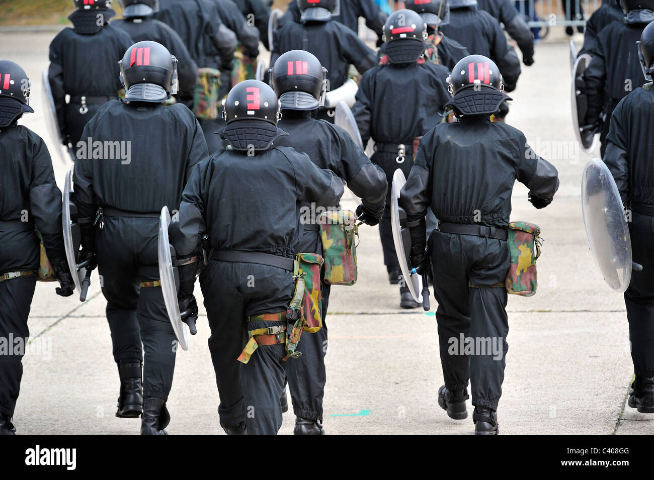 Les agents de police Riot Squad formant une barrière de protection avec boucliers antiémeutes lors de l'exercice de l'armée belge, Belgique Banque D'Images