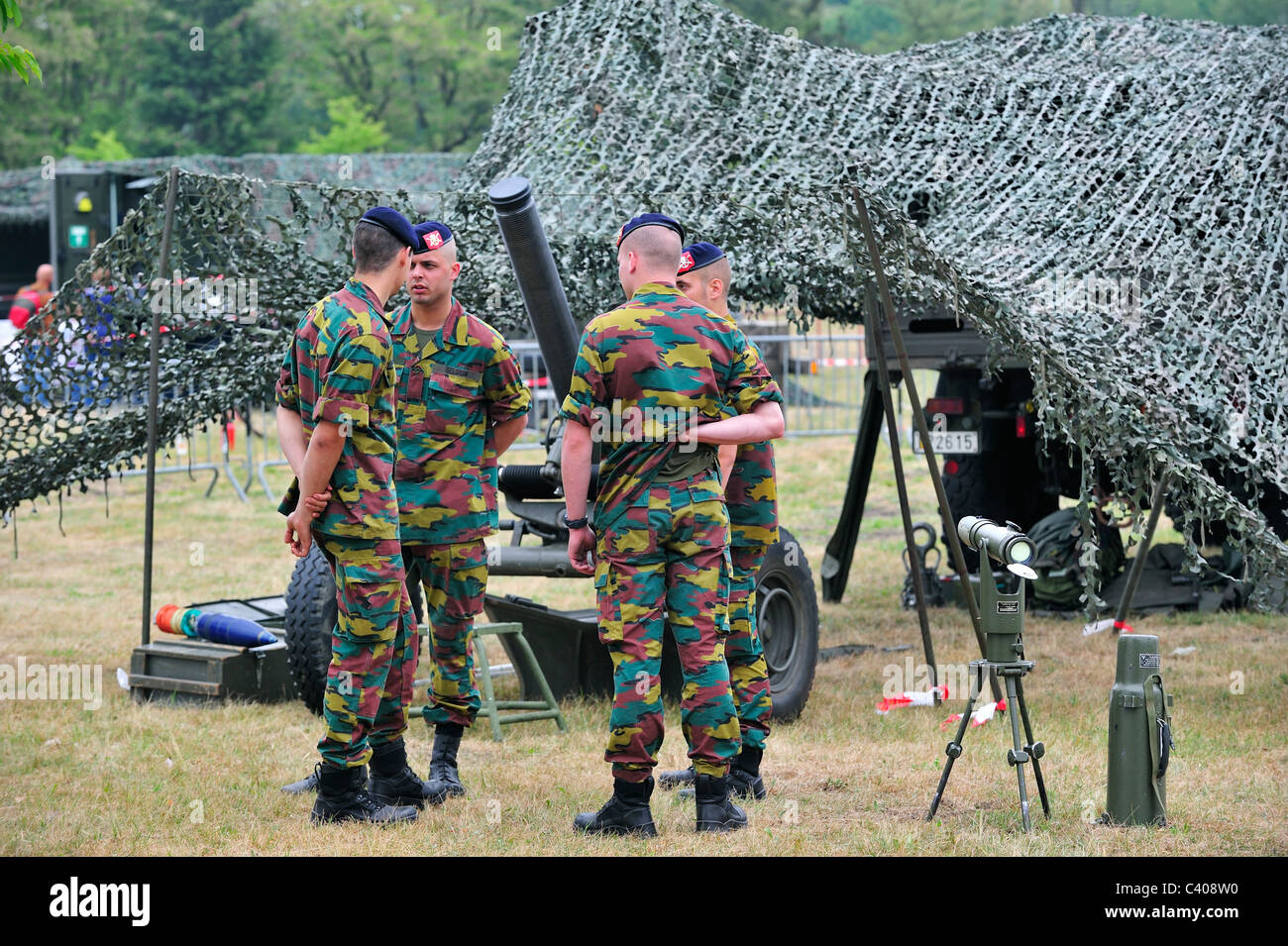 Soldats et Thomson CSF / Daimler-Benz Aerospace 120mm Mortier RT de l'armée belge à Tournai, Belgique Banque D'Images