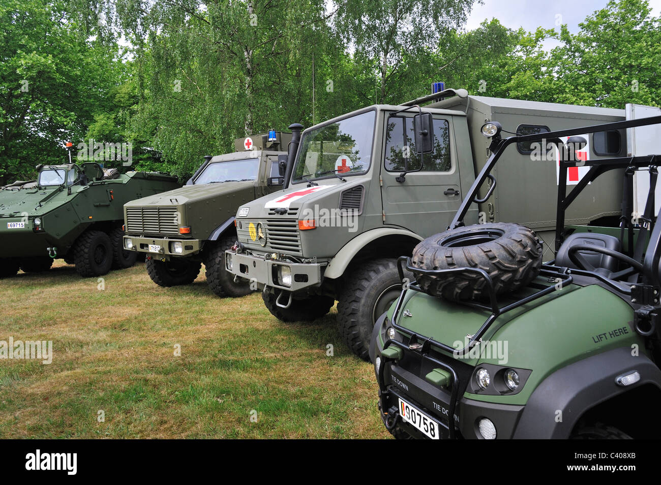 Différents types d'ambulances militaires de la composante médicale belge, Belgique Banque D'Images
