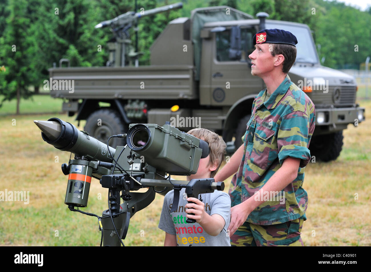 Soldat montrant Mistral Système de missiles de défense aérienne à l'enfant lors de la journée portes ouvertes de l'armée belge à Tournai, Belgique Banque D'Images