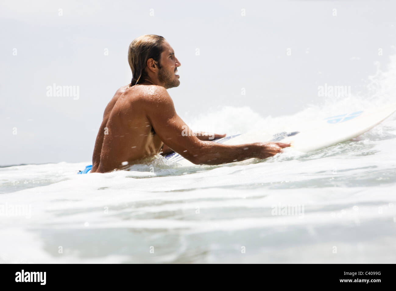 Guy sur surf vague attendant Banque D'Images