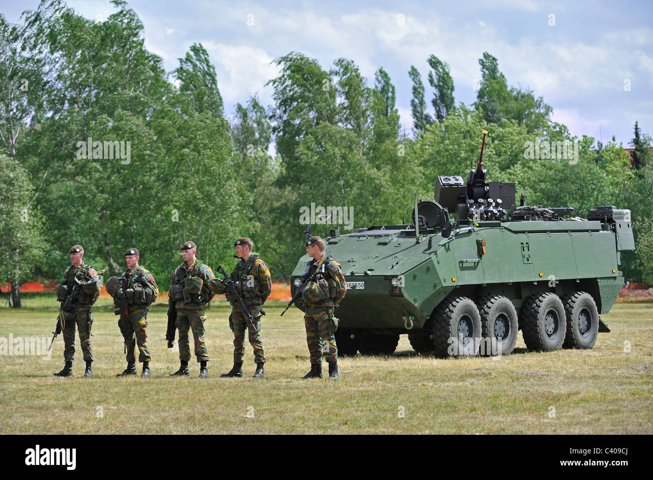 Peloton de soldats d'infanterie belge près de Mowag Piranha IIIC véhicule blindé de combat, Belgique Banque D'Images