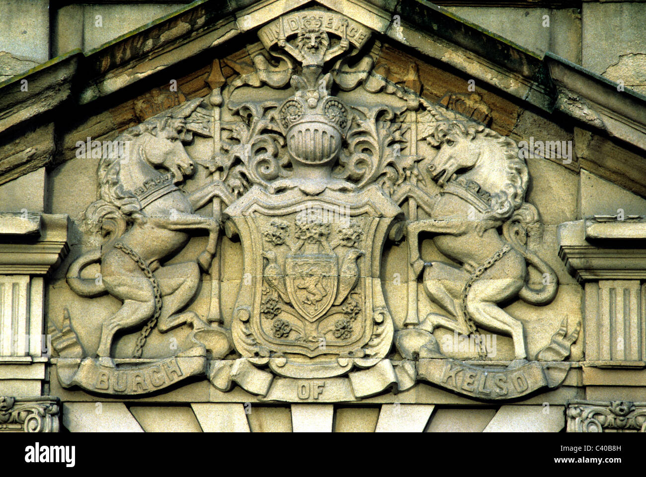 Kelso, l'Écosse. Armoiries de l'hôtel de ville salles écossais héraldique héraldique licornes unicorn UK lion les lions en pierre de Banque D'Images