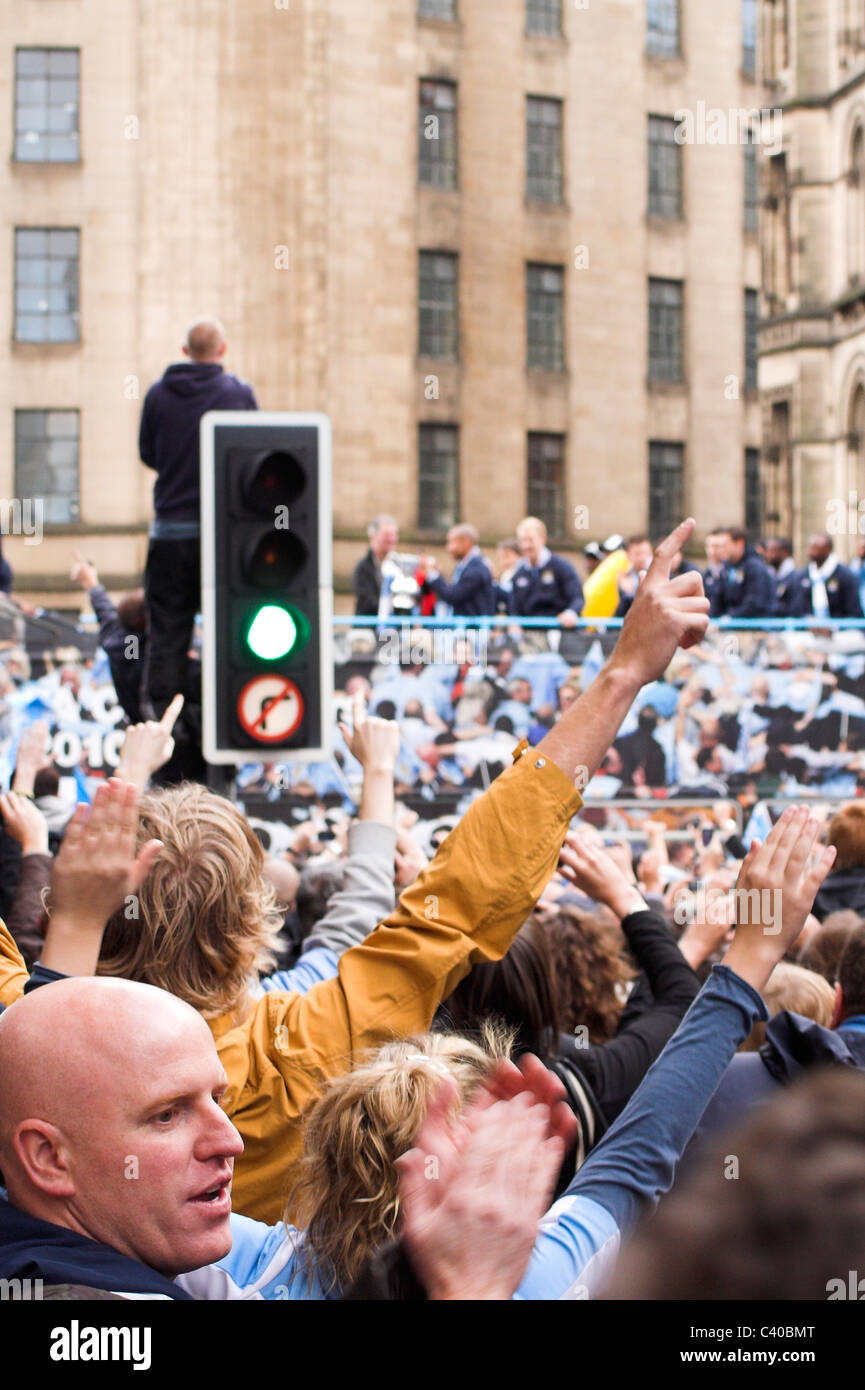 Fans, Manchester City tour bus Parade de la coupe et les joueurs, 2011 Banque D'Images