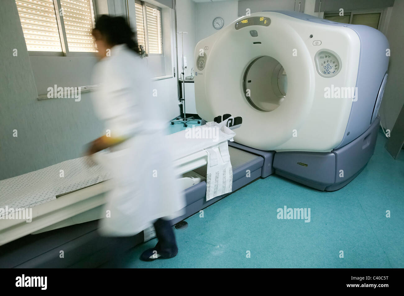 Personne floue à côté d'un PET Banque D'Images