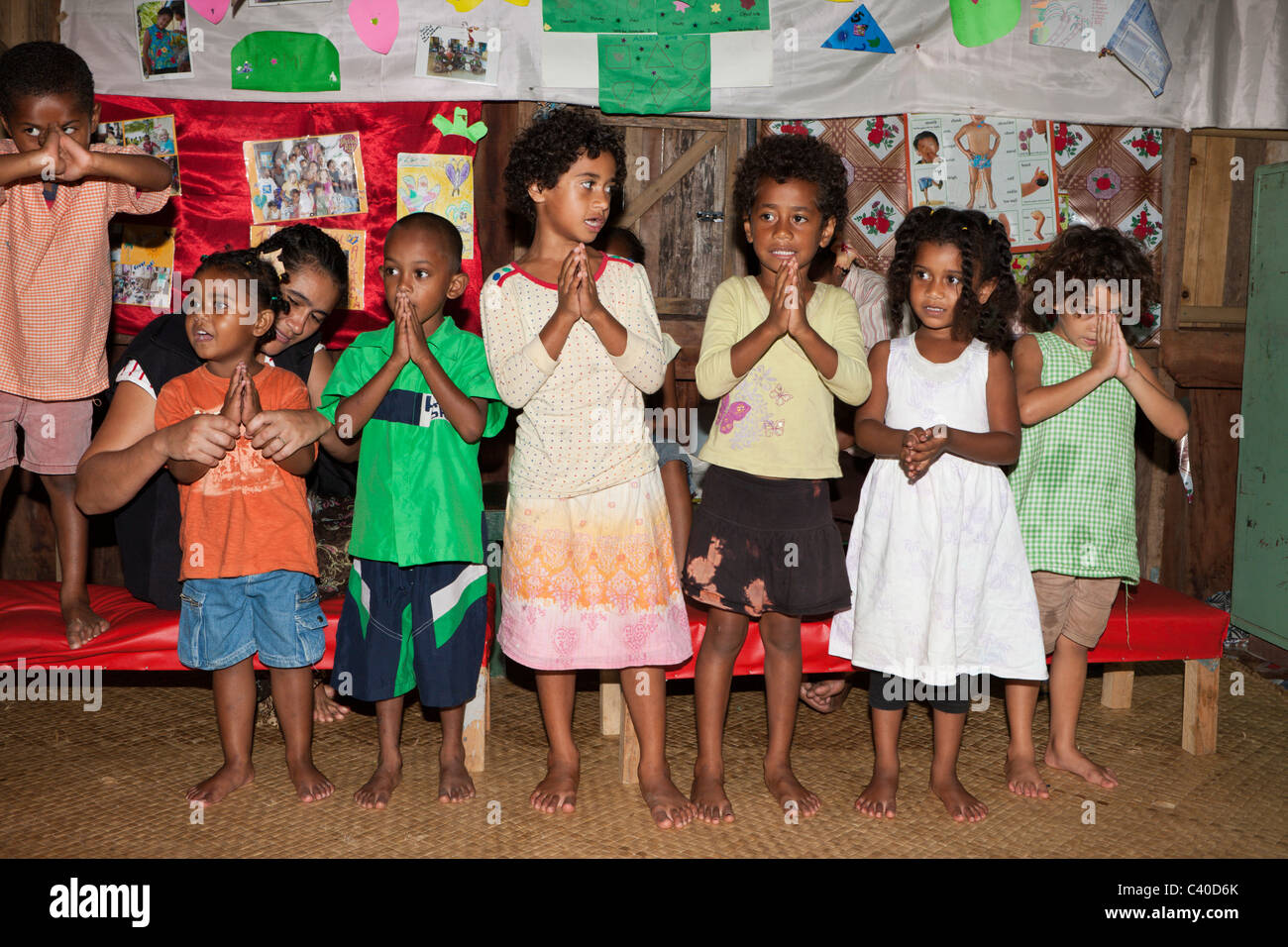 Les enfants chantent en maternelle, Pacific Harbour, Viti Levu, Fidji Banque D'Images