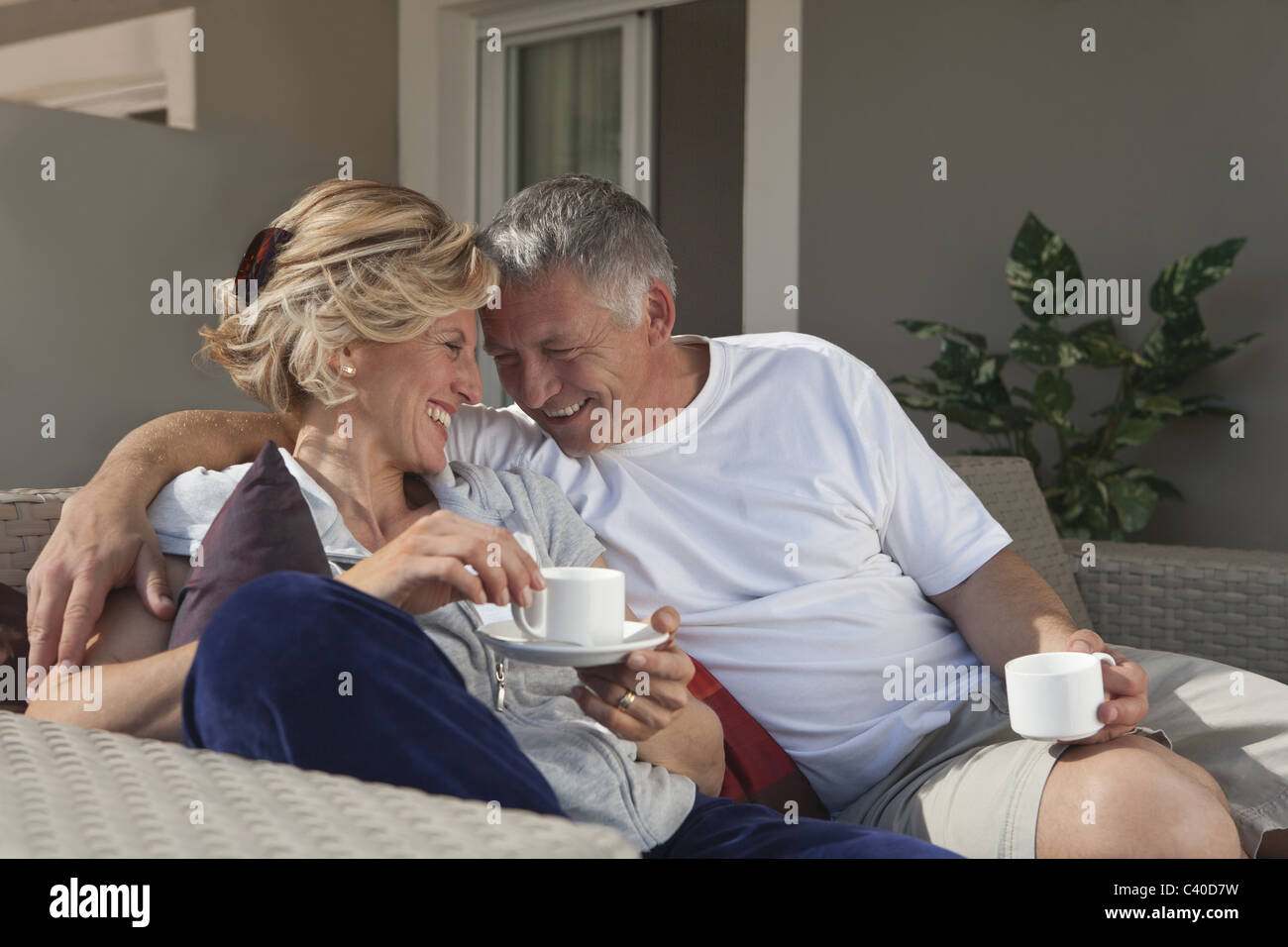 Mature couple drinking coffee sur terrasse Banque D'Images