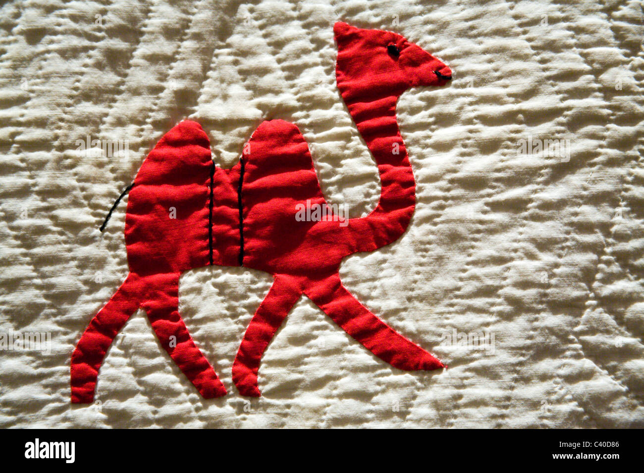 Camel sur une courtepointe rouge et blanc Banque D'Images