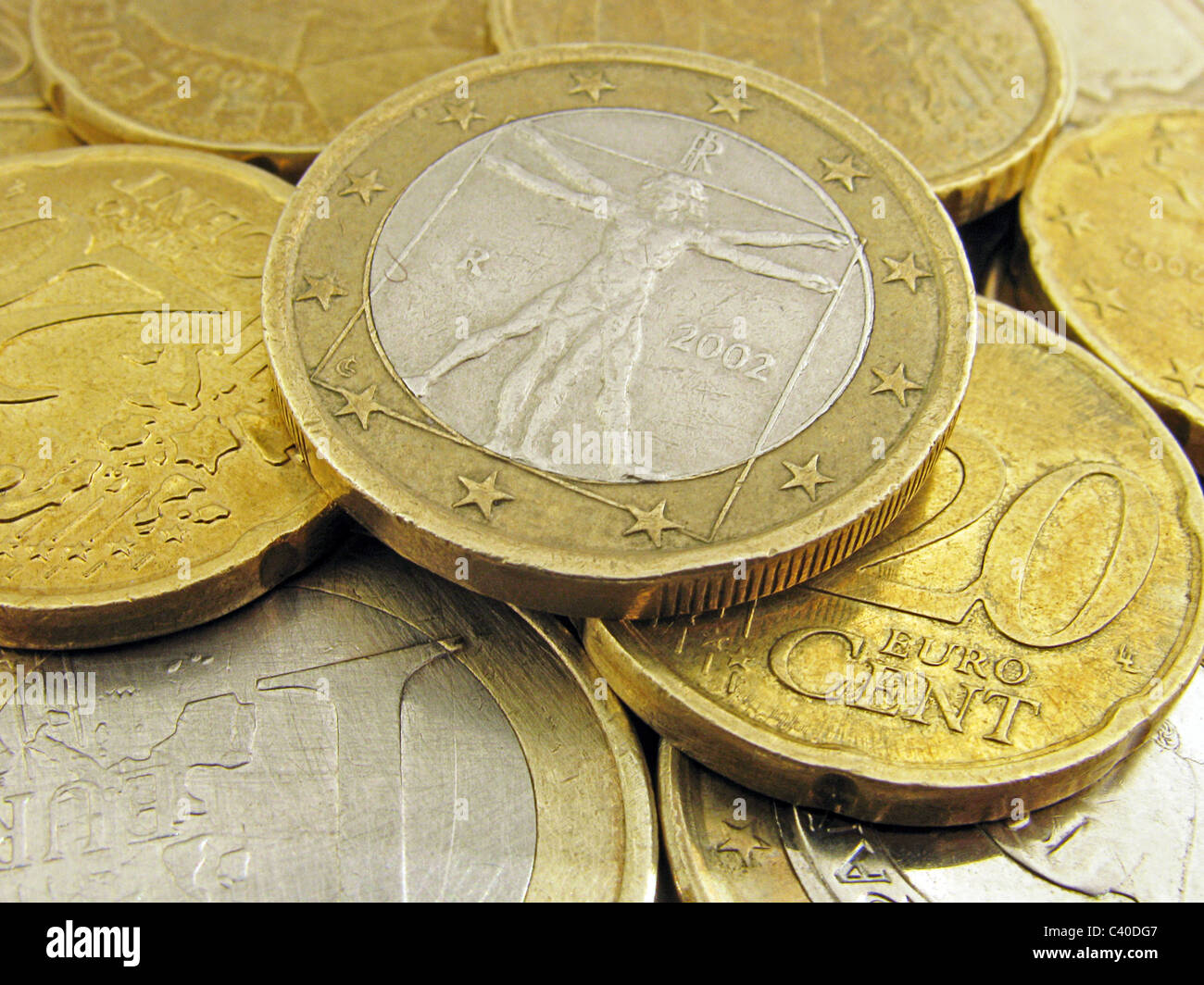 Tas de pièces en euros : un euro avec l'homme de Vitruve de droit est sur le dessus Banque D'Images